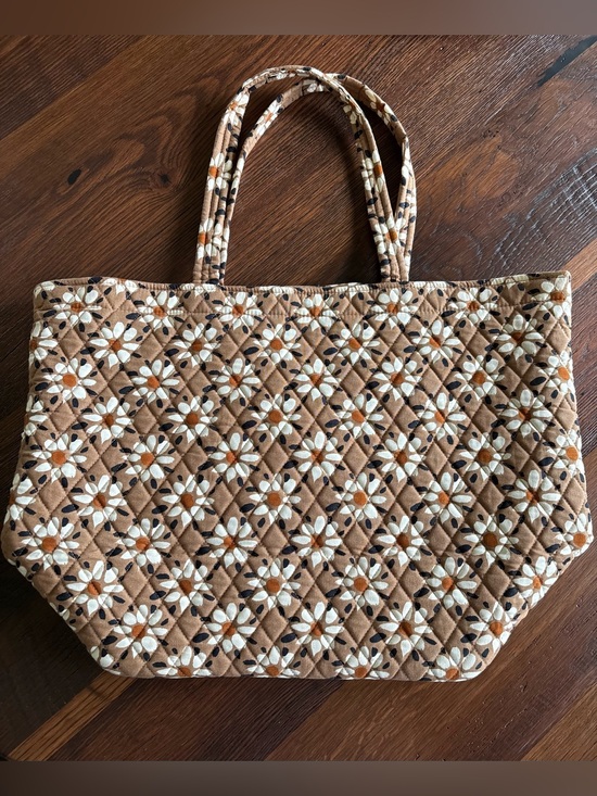 Vera Bradley Handbags - EUC Vera Bradley Grand Tote Bag, Venetian Flower Tiger’s Eye Quilted Essential